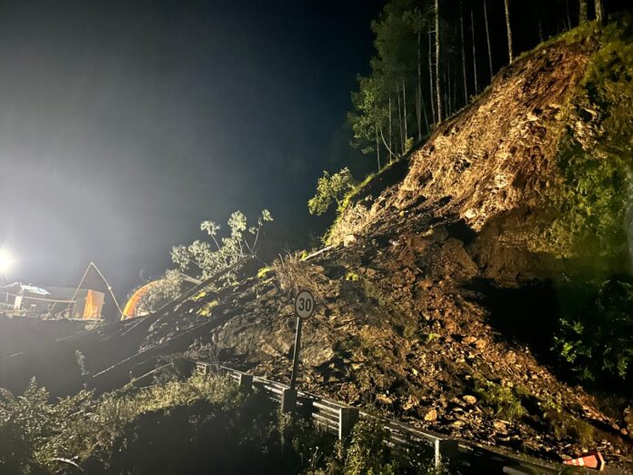 उत्तराखंड यमुनोत्री हाईवे भूस्खलन उत्तराखंड यमुनोत्री हाईवे भूस्खलन