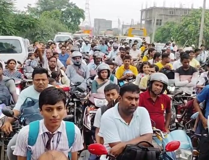 दोपहिया वाहन भीड़ शहरों में