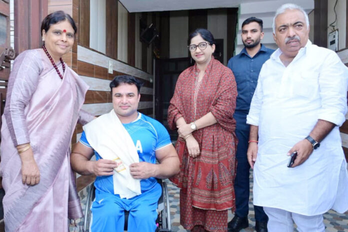 भाजपा प्रदेश अध्यक्ष पैरा खिलाड़ी को सम्मानित करते हुए भाजपा प्रदेश अध्यक्ष पैरा खिलाड़ी को सम्मानित करते हुए