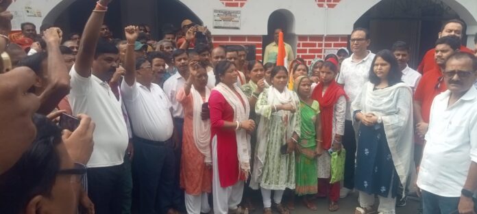 कर्मचारी खुशी जाहिर करते हुए