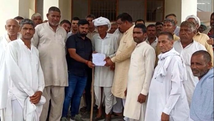 किसान तहसीलदार से मिलने