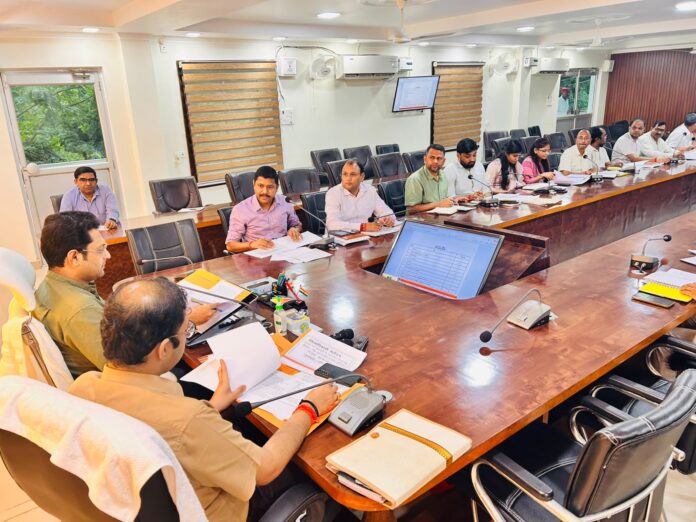 जिलाधिकारी सैमुअल पाल एन अधिकारियों के साथ बैठक