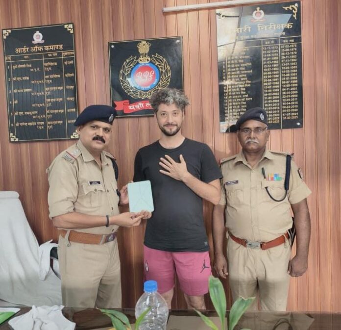 फ्रांसिसी पर्यटक आरपीएफ पोस्ट में वीडियो