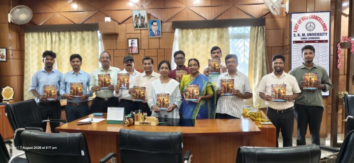 कुलपति पत्रिका का विमोचन करते हुए