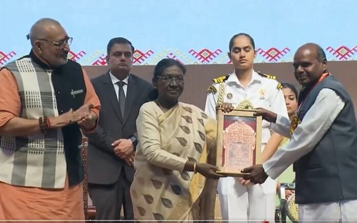 मप्र के बुनकर कमल गौड़ को सम्मानित