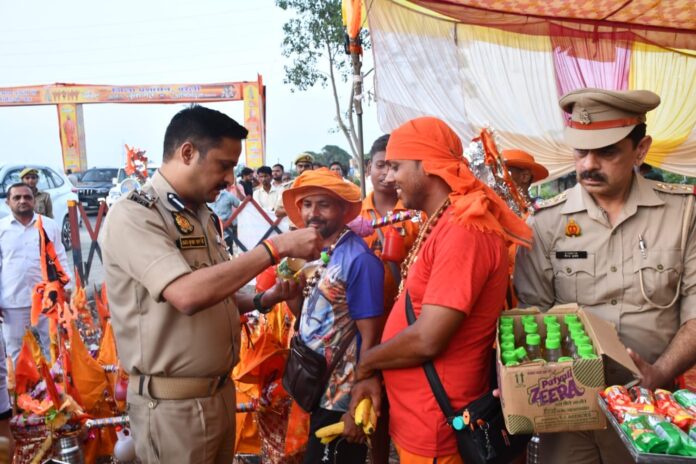 कांवड़ यात्रा मार्ग निरीक्षण करते डीआईजी और मंडलायुक्त कांवड़ यात्रा मार्ग निरीक्षण करते डीआईजी और मंडलायुक्त