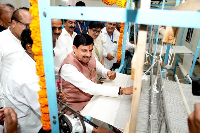 मुख्यमंत्री चरखा चलाते हुए