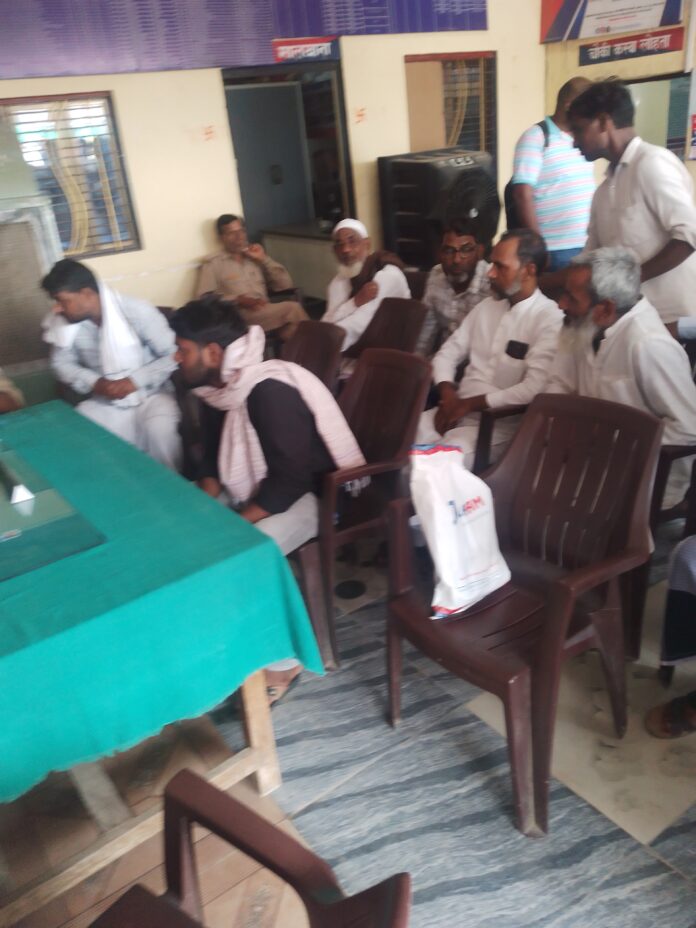 कब्रिस्तान विवाद में लोहता थाना पहुंचे मुस्लिम लोग कब्रिस्तान विवाद में लोहता थाना पहुंचे मुस्लिम लोग