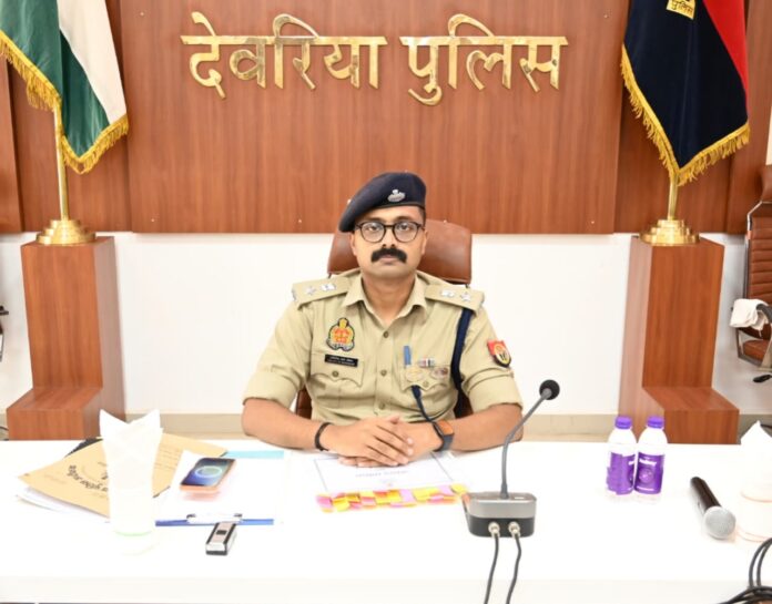 पुलिस अधीक्षक बैठक लेते हुए फोटो