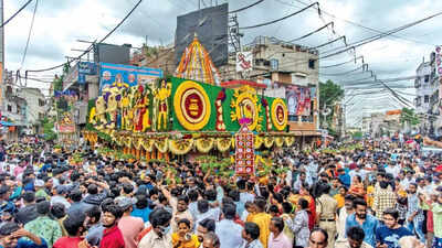 हैदराबाद के लाल दरवाजे में बोनालू उत्सव की तस्वीरें हैदराबाद के लाल दरवाजे में बोनालू उत्सव की तस्वीरें