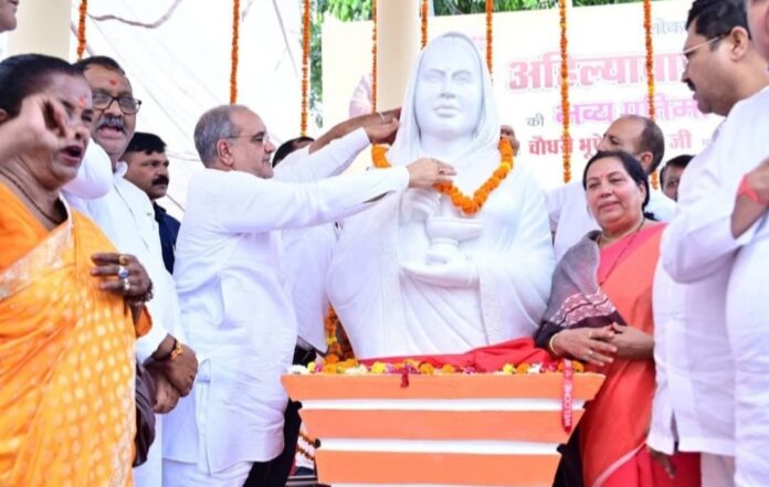 मूर्ति लोकार्पण मन्त्री का अभिनंदन