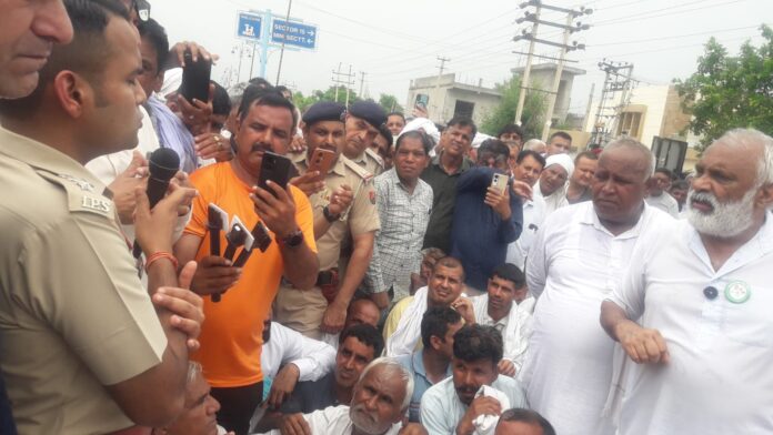 एसपी सिद्धांत जैन ग्रामीणों के साथ