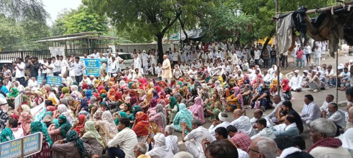 ग्रामीण लघु सचिवालय के आगे बैठे ग्रामीण लघु सचिवालय के आगे बैठे