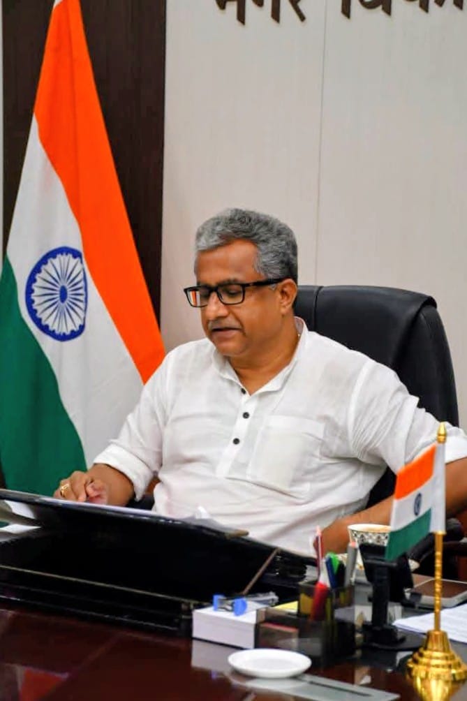 हर घर तिरंगा अभियान की जानकारी देते नगर विकास मंत्री हर घर तिरंगा अभियान की जानकारी देते नगर विकास मंत्री
