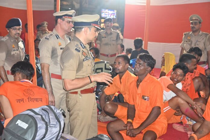 पुलिस कमिश्नर कांवड़ियों से संवाद करते हुए पुलिस कमिश्नर कांवड़ियों से संवाद करते हुए