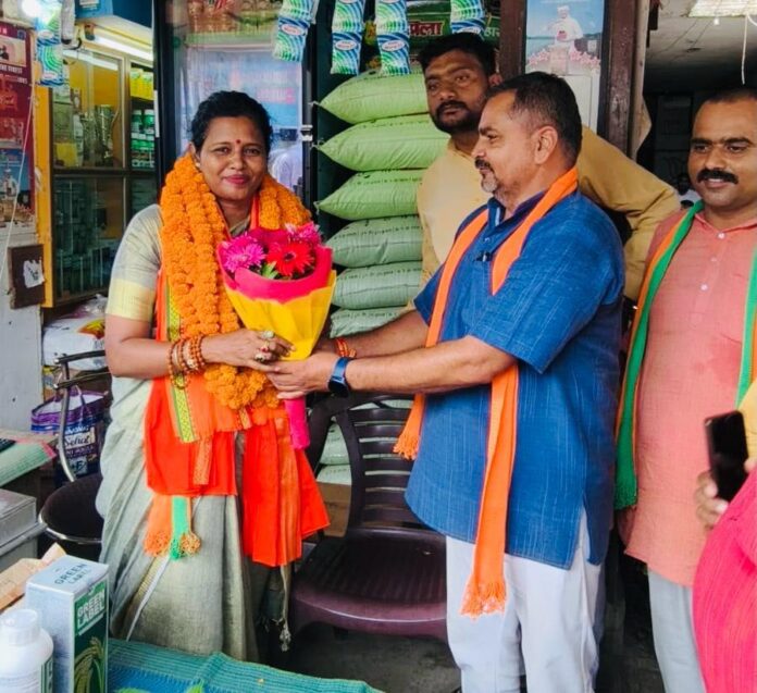 भाजपा नेता यमुनापार बैठक में भाजपा नेता यमुनापार बैठक में