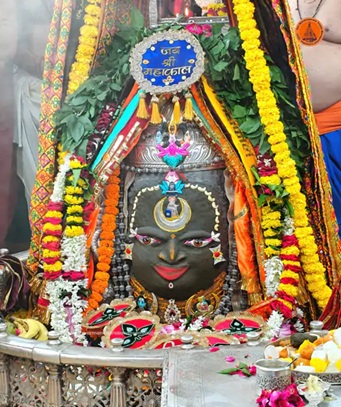 बाबा महाकाल का दिव्य श्रृंगार और उनकी पवित्र महिमा बाबा महाकाल का दिव्य श्रृंगार और उनकी पवित्र महिमा