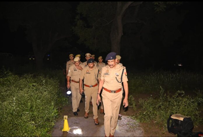 पुलिस अधिकारी घटना स्थल पर