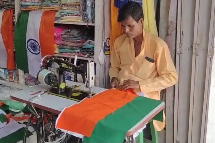 असमः राष्ट्रीय ध्वज तैयार करते कलगछिया निवासी