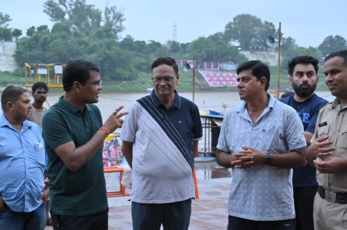 निगमायुक्त व्यापारियों से संवाद करते हुए