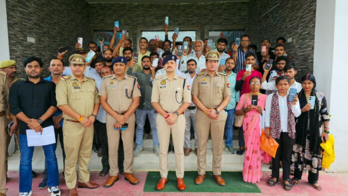 फोटो गुम हुए मोबाइल के खिले चेहरे फोटो गुम हुए मोबाइल के खिले चेहरे