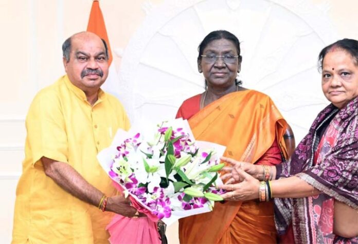 विधायक पुरंदर मिश्रा नुआखाई पर्व निमंत्रण देते हुए विधायक पुरंदर मिश्रा नुआखाई पर्व निमंत्रण देते हुए