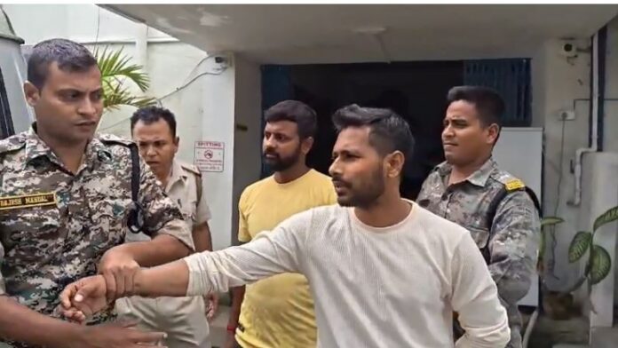 गिरफ्तार आरोपित को ले जाती पुलिस