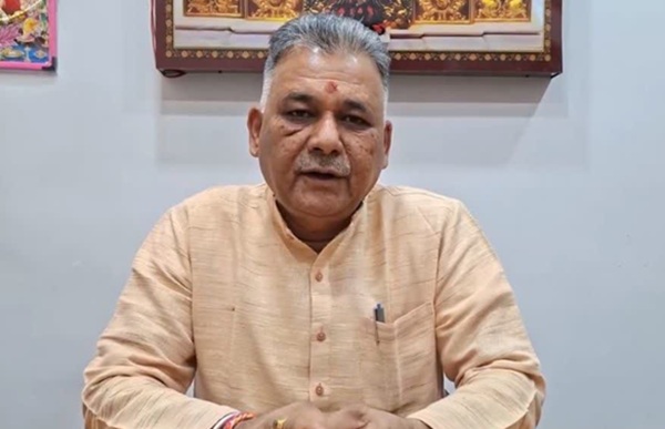 मंत्री इन्दर सिंह परमार की घोषणा की तस्वीर मंत्री इन्दर सिंह परमार की घोषणा की तस्वीर