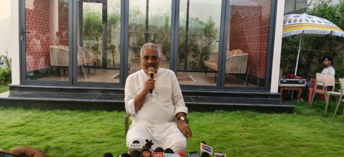 केंद्रीय मंत्री अलवर में ब्रीफिंग