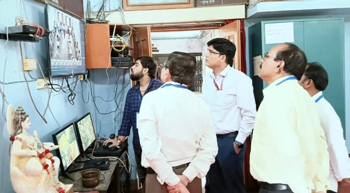 कंट्रोल रूम निरीक्षण करते अधिकारी