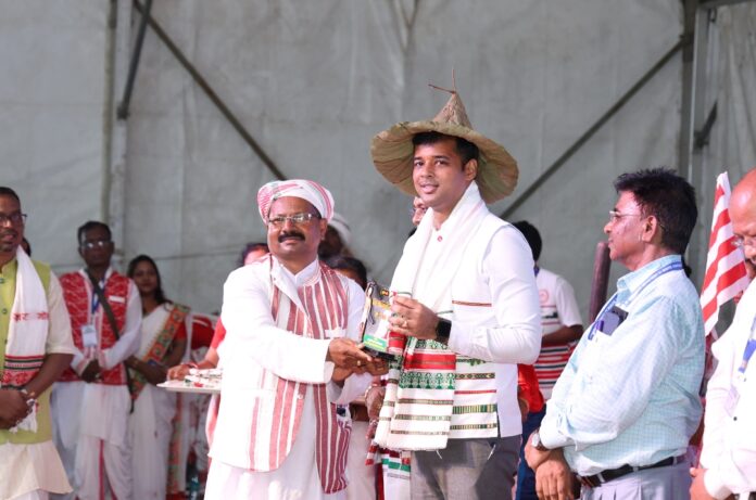 चाईबासा में विश्व आदिवासी दिवस का भव्य आयोजन चाईबासा में विश्व आदिवासी दिवस का भव्य आयोजन