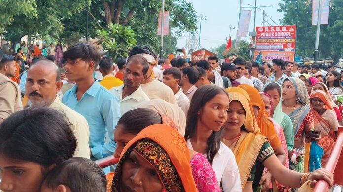 भक्तों का दर्शन के लिए एकत्र होना