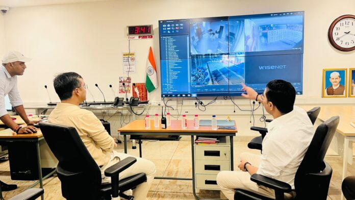 जिलाधिकारी कंट्रोल रूम में सुरक्षा जायजा जिलाधिकारी कंट्रोल रूम में सुरक्षा जायजा