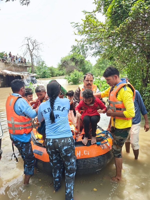 मध्य प्रदेश रेस्क्यू अभियान में पुलिस की बड़ी भूमिका मध्य प्रदेश रेस्क्यू अभियान में पुलिस की बड़ी भूमिका