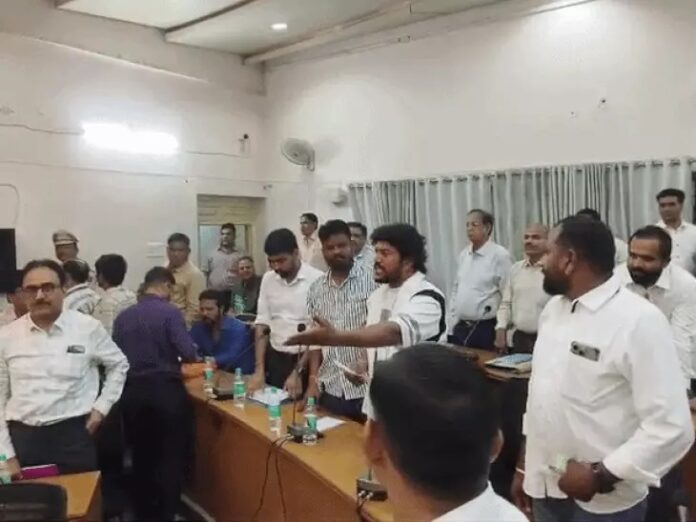 अरावली पर नाराज लोग की तस्वीर अरावली पर नाराज लोग की तस्वीर