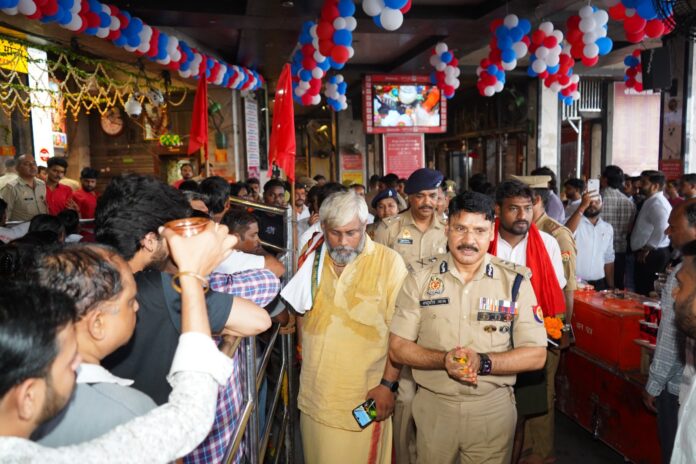 कानपुर आनंदेश्वर मंदिर में श्रद्धालु