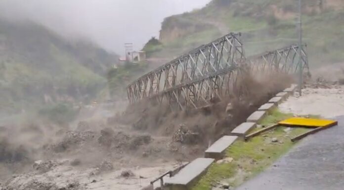 चमोली जिले के ज्योतिर्मठ-मलारी मोटर मार्ग पर तमकनाला में बेली ब्रिज का हाल चमोली जिले के ज्योतिर्मठ-मलारी मोटर मार्ग पर तमकनाला में बेली ब्रिज का हाल