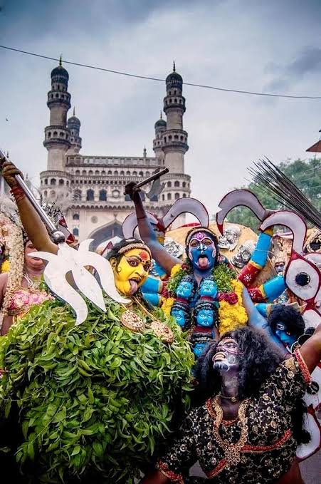 बोनालू त्योहार का जुलूस हैदराबाद में बोनालू त्योहार का जुलूस हैदराबाद में