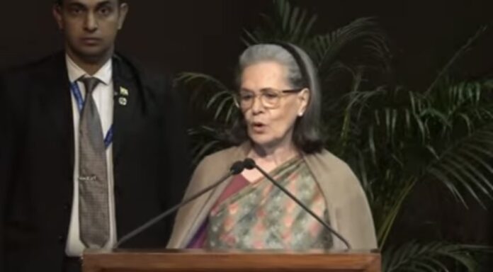 सोनिया गांधी ने पुरस्कार दिया सोनिया गांधी ने पुरस्कार दिया