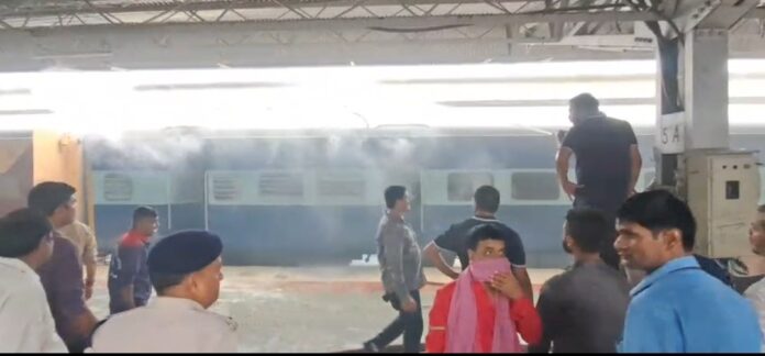 रेलवे स्टेशन पर एसी कोच में आग रेलवे स्टेशन पर एसी कोच में आग