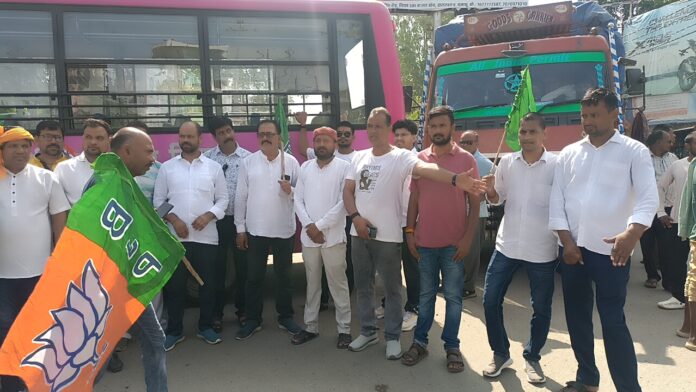 भाजपा कार्यकर्ता सड़क पर जाम भाजपा कार्यकर्ता सड़क पर जाम