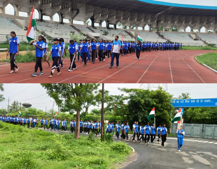 हाथों में तिरंगा लेकर निकले खिलाड़ियों में उत्साह बढ़ गया है हाथों में तिरंगा लेकर निकले खिलाड़ियों में उत्साह बढ़ गया है