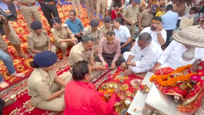 गंगा पूजन करते हुए देवता