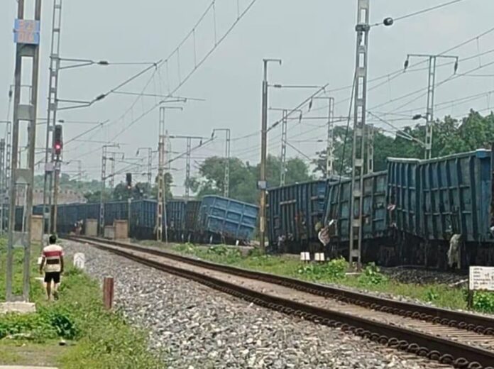 पटरी से उतरे डिब्बे: एक बड़ी दुर्घटना की तस्वीर