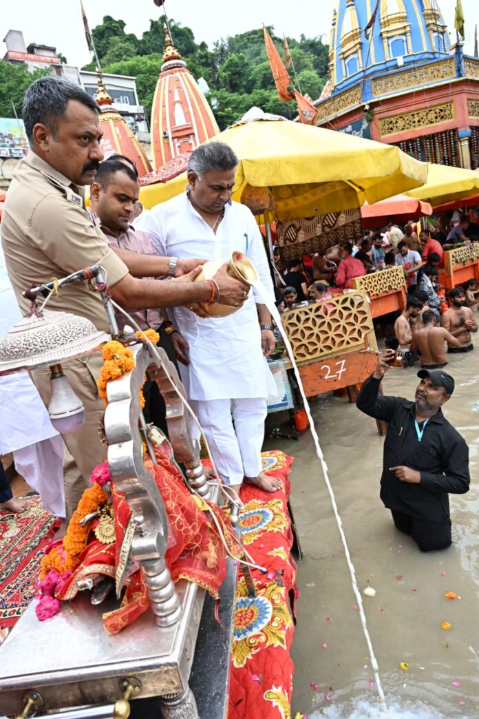 कावड़ मेला गंगा पूजन करते डीएम व एसएसपी