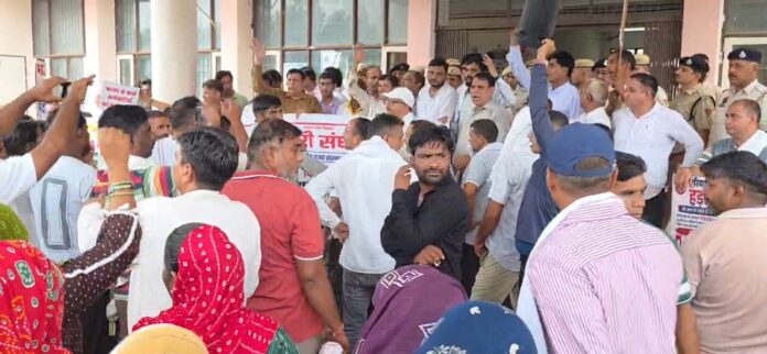 कर्मचारी प्रदर्शन करते हुए कर्मचारी प्रदर्शन करते हुए
