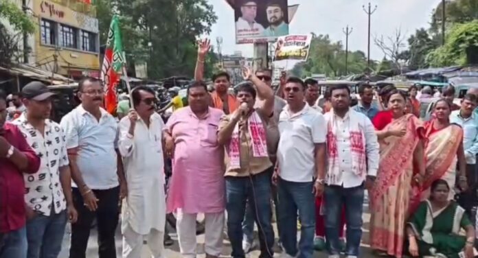 भाजपाई रणधीर वर्मा चौक पर नारेबाजी करते हैं भाजपाई रणधीर वर्मा चौक पर नारेबाजी करते हैं