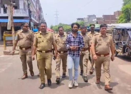 हिस्ट्रीशीटर का जुलूस निकालती पुलिस हिस्ट्रीशीटर का जुलूस निकालती पुलिस