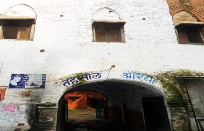 छात्र तिरंगा फहराते हुए छात्र तिरंगा फहराते हुए