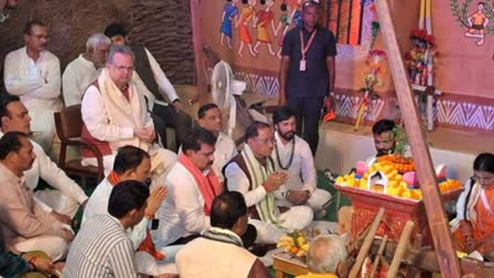 मुख्यमंत्री हरेली पर्व पर पूजा करते हुए मुख्यमंत्री हरेली पर्व पर पूजा करते हुए
